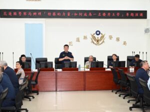一面鏡子 一顆西瓜 道出領導與服務最重要的一堂課 花蓮縣警察局邀張錦貴教授分享 榜樣的力量 用故事啟發警察初心 15 %E4%BA%8C 63