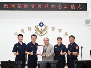 一面鏡子 一顆西瓜 道出領導與服務最重要的一堂課 花蓮縣警察局邀張錦貴教授分享 榜樣的力量 用故事啟發警察初心 17 %E5%9B%9B 25
