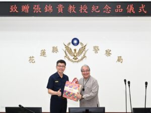 一面鏡子 一顆西瓜 道出領導與服務最重要的一堂課 花蓮縣警察局邀張錦貴教授分享 榜樣的力量 用故事啟發警察初心 18 %E4%BA%94 16