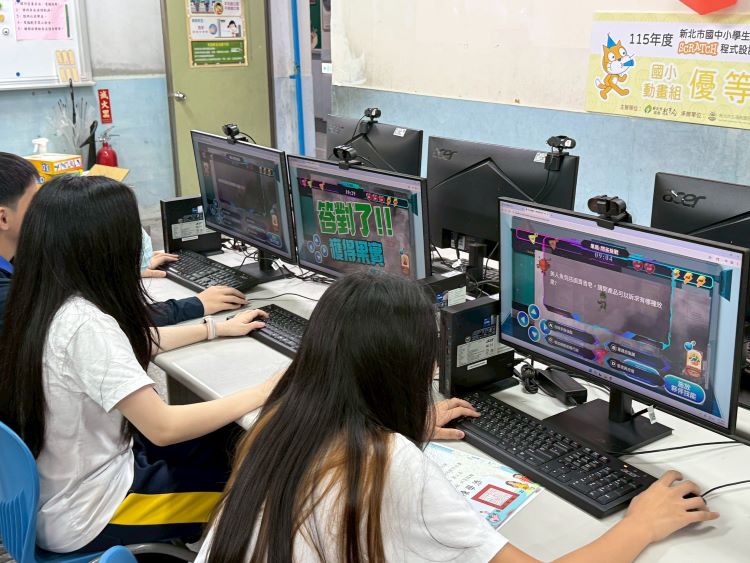 健康知識變電競戰場 中山國小A隊靠科技戰術稱霸新北 32 《圖說》中山國小A隊隊員於決賽中全神貫注進行競賽。〈衛生局提供〉