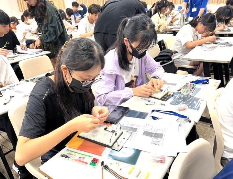打造升學新路徑 新北推41場跨域課程助找到人生方向 6 《圖說》IC半導體電路應用設計完成專屬電子作品體驗。〈教育局提供〉
