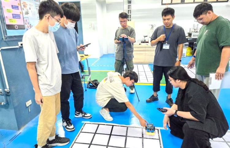 打造升學新路徑 新北推41場跨域課程助找到人生方向 7 《圖說》AI機器人營隊體驗3D列印、CNC加工、機械手臂與AI影像辨識。〈教育局提供〉