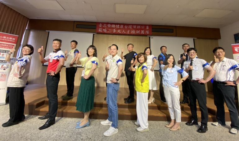 深耕韌性醫療教育 板橋榮家攜手臺北榮總「阿榮」助攻全民學CPR 13 《圖說》板橋榮家「深耕計畫+韌性醫療」倡議活動示範CPR人員合影。〈板橋榮家提供〉