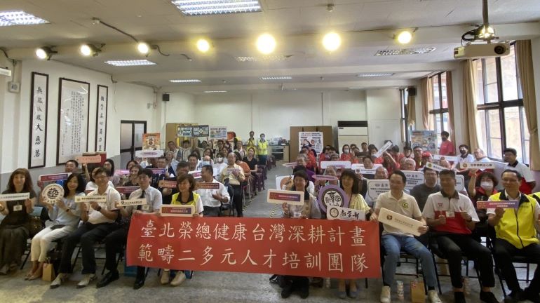 深耕韌性醫療教育 板橋榮家攜手臺北榮總「阿榮」助攻全民學CPR 14 《圖說》「深耕計畫+韌性醫療」倡議活動與會人員合影。〈板橋榮家提供〉