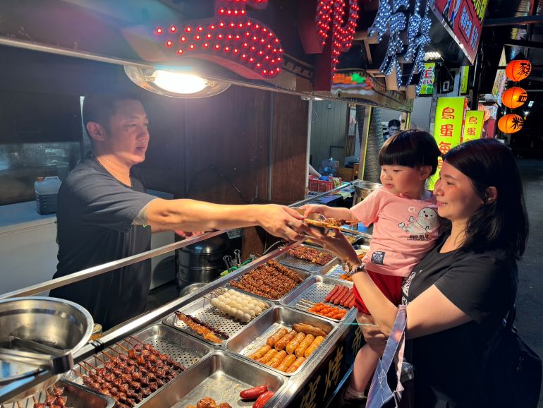 減塑也能變現金! 新北祭出不塑消費三重好康 7 《圖說》享受在地美食的同時,邀大家一同實踐減塑3招-「自備、重複、少用」。〈環保局提供〉