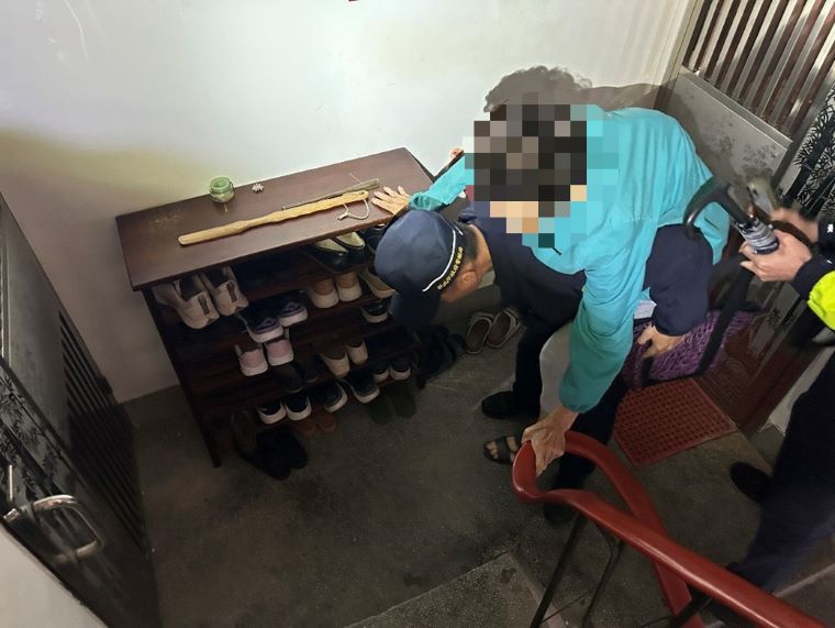 長者跌倒、迷途頻傳 警所長揹老婦上樓返家感動家屬 50 《圖說》埔墘派出所長林維群親自將老婦揹負上樓,李羽騰則在後方小心攙扶,確保上下樓過程安全無虞。〈海山分局提供〉