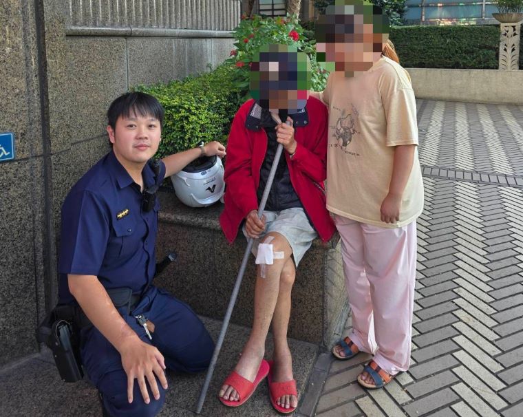 長者跌倒、迷途頻傳 警所長揹老婦上樓返家感動家屬 35 《圖說》海山派出所警員劉彥宏、蘇俊霖接獲民眾報案指出,有民眾跌倒路旁,兩員立即趕赴現場查看。〈海山分局提供〉