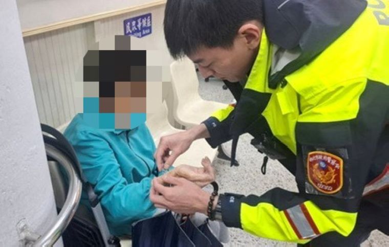 長者跌倒、迷途頻傳 警所長揹老婦上樓返家感動家屬 6 《圖說》埔墘派出所員警透過系統比對及多方查證老婦身分。〈海山分局提供〉