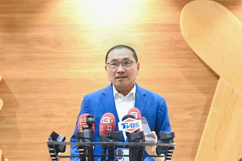 芝加哥取經場館經濟、智慧製造 侯:讓世界看見新北 10 《圖說》侯友宜返抵國門於桃園國際機場第二航廈入境大廳受訪。〈新聞局提供〉