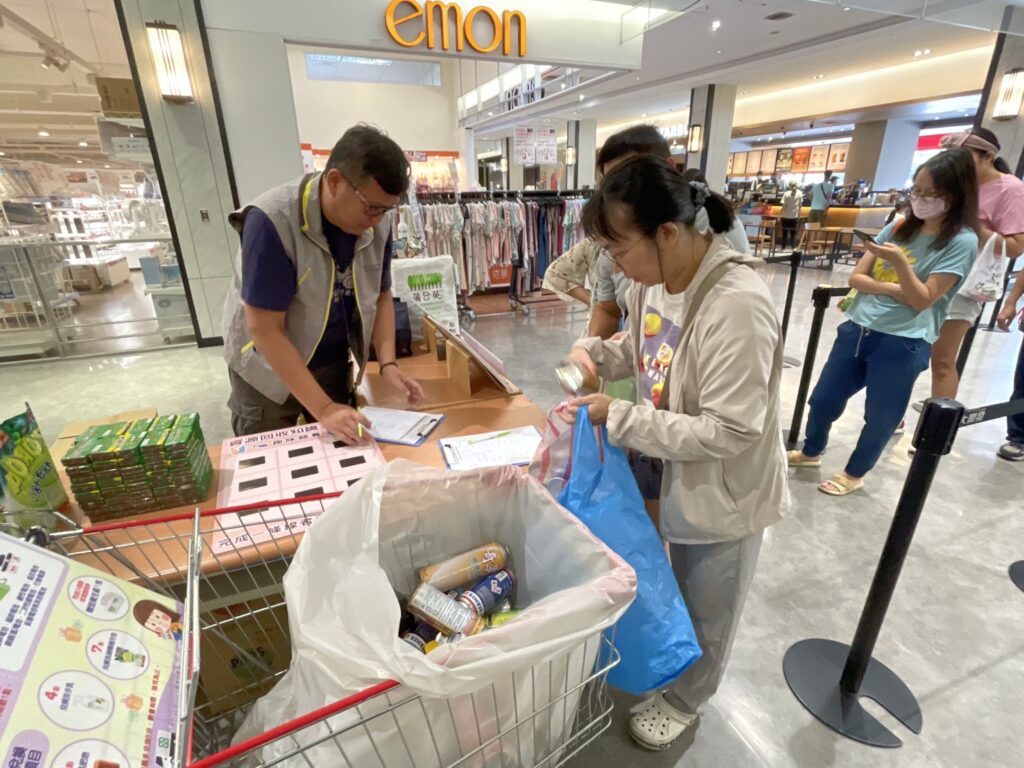 新北強化收運安全 攜手大全聯推高壓容器及電池回收 4 %E6%B4%BB%E5%8B%95%E8%87%AA6%E6%9C%88%E8%B5%B7%E5%88%B09%E6%9C%88%EF%BC%8C%E9%80%A3%E7%BA%8C4%E5%80%8B%E6%9C%88%E8%88%89%E8%BE%A6%E9%AB%98%E5%A3%93%E5%AE%B9%E5%99%A8%E5%8F%8A%E9%9B%BB%E6%B1%A0%E5%85%8C%E6%8F%9B%E6%B4%BB%E5%8B%95
