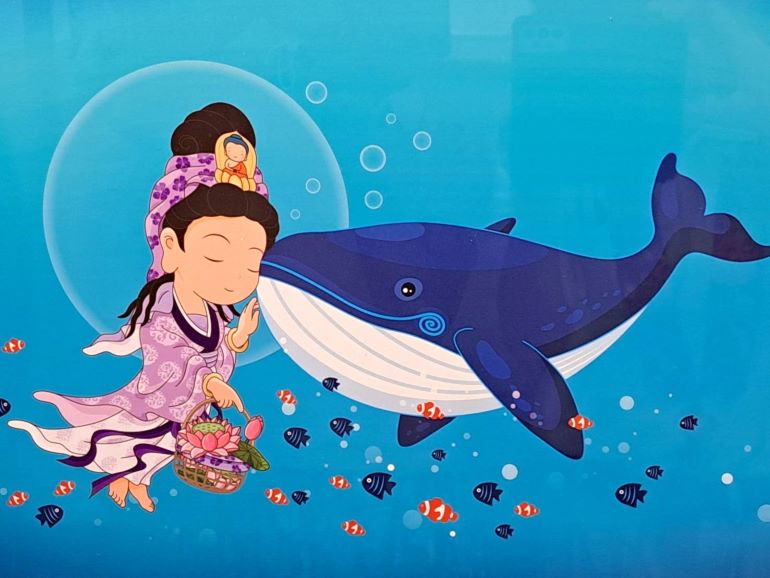 Q版佛畫映照慈悲世界 丁丁個展三重禪淨中心溫暖登場 16 《圖說》「提籃觀音」描繪觀音菩薩與藍色大鯨魚為伍,呈現人與大自然的和諧共生。〈佛光山三重禪淨中心提供〉