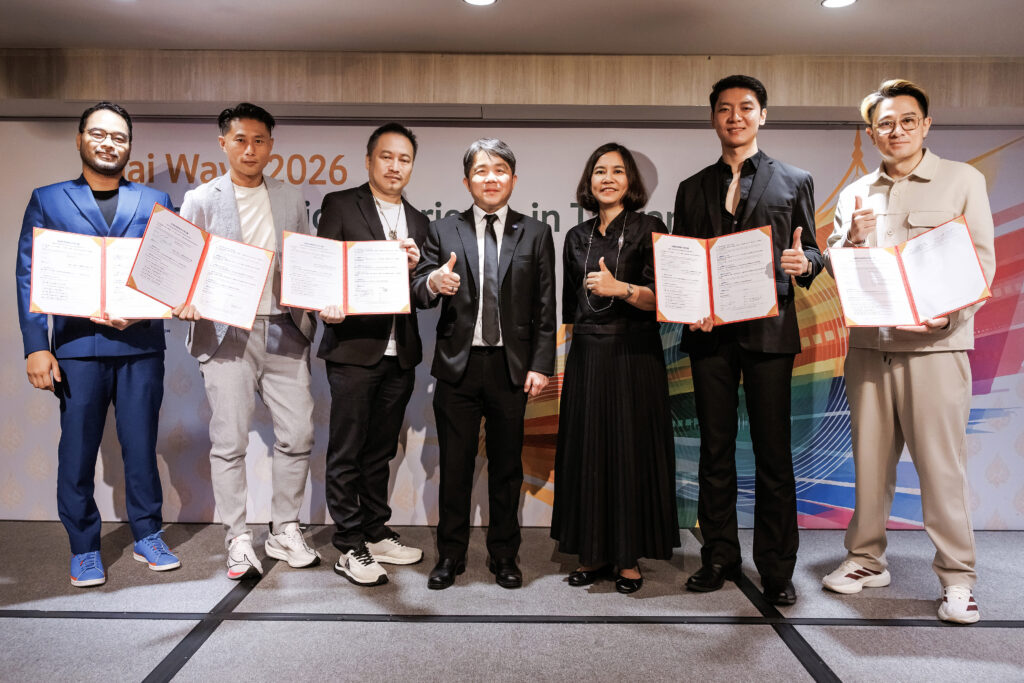 劇匯文創攜手泰國影視龍頭簽署MOU Goshot主攻亞洲恐怖豎屏劇市場 9 %E5%8A%87%E5%8C%AF%E6%96%87%E5%89%B5%E4%BB%A3%E8%A1%A8%E9%8C%A2%E4%BA%BA%E8%B1%AA%E5%B0%8E%E6%BC%94%E3%80%81Goshot APP%E5%9F%B7%E8%A1%8C%E9%95%B7%E5%BD%AD%E5%B0%8F%E5%88%80%E5%9C%A8%E6%B3%B0%E5%9C%8B%E5%95%86%E5%8B%99%E8%99%95%E5%92%8C%E6%B3%B0%E5%9C%8B%E7%B6%93%E8%B2%BF%E8%BE%A6%E4%BA%8B%E8%99%95%E7%9A%84%E8%A6%8B%E8%AD%89%E4%B8%8B%E8%88%87%E4%B8%89%E4%BD%8D%E6%B3%B0%E5%9C%8B%E5%BD%B1%E8%A6%96%E5%85%AC%E5%8F%B8%E7%B0%BD%E8%A8%82MOU
