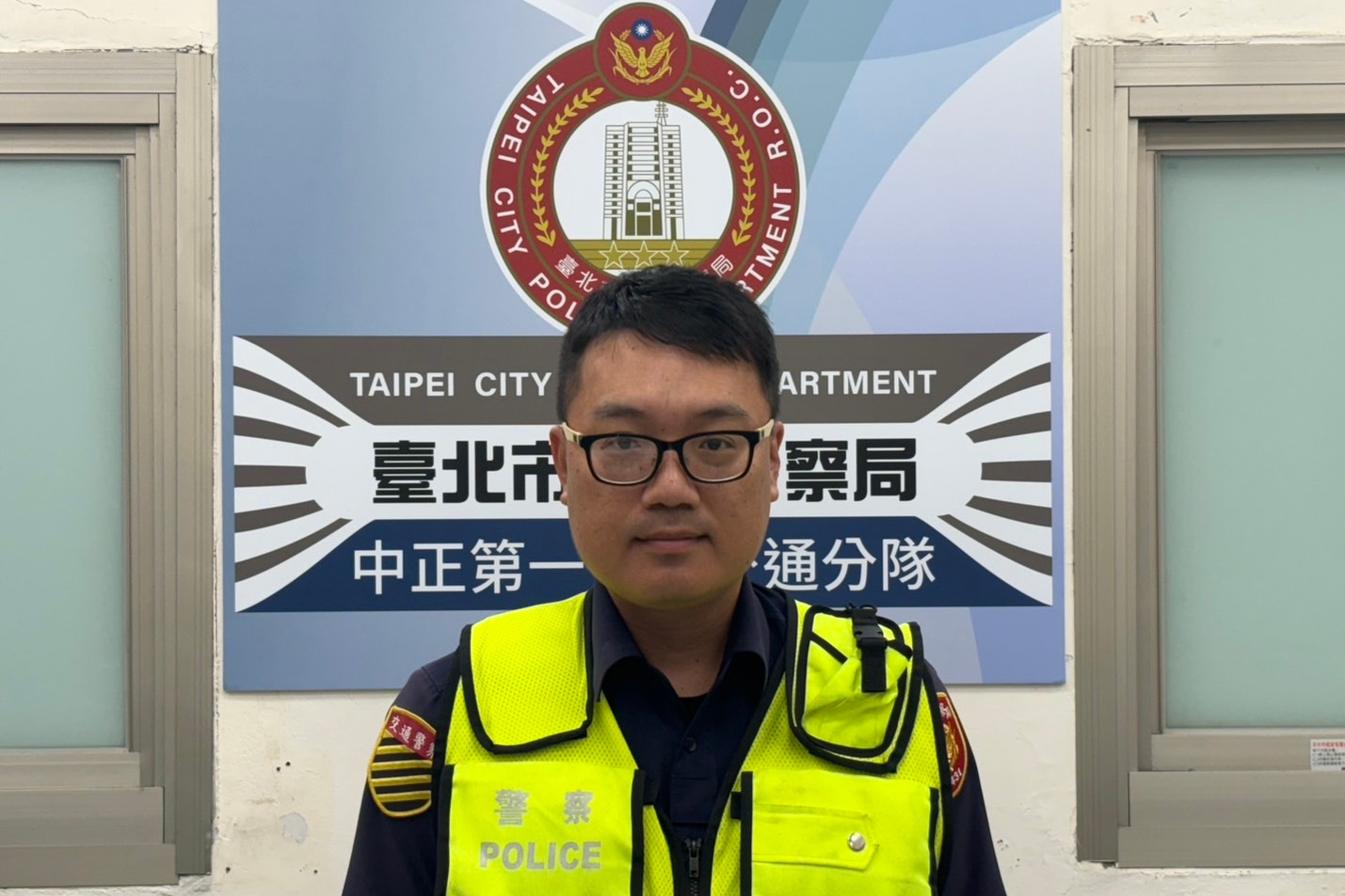 尖峰時刻高架道路公車拋錨  中正一警即刻馳援迅速排除