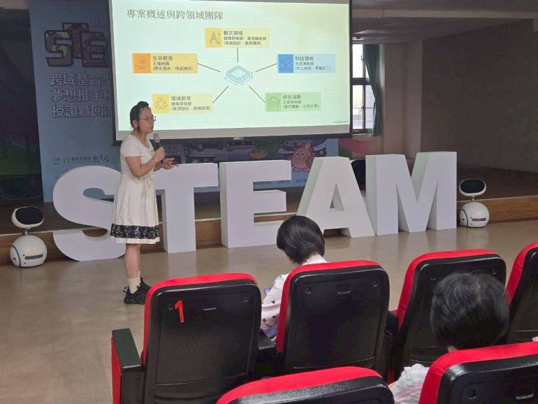 《圖說》STEAM輔導團團員分享教學上應用的實際案例。〈教育局提供〉