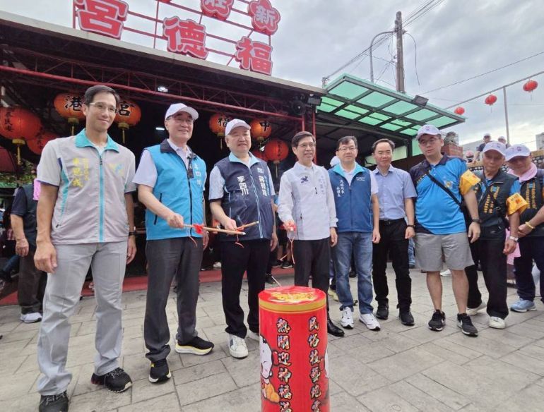 《圖說》市府副秘書長柯慶忠、保元宮主任委員徐勝男、，新北市議長、中港福德宮主任委員蔣根煌共同點燃馬炮。〈民政局提供〉