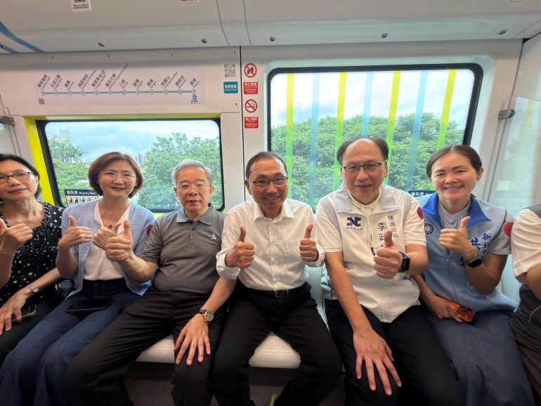 《圖說》彩繪主題列車開箱，右二捷運局長李政安。〈捷運局提供〉