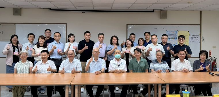 《圖說》115學年度總計18位初任校長派任至學校就任，透過本日研討會的分享，讓校長們提早了解學校的行政運作， 後排左六初任校長---陳雯宜。〈教育局提供〉