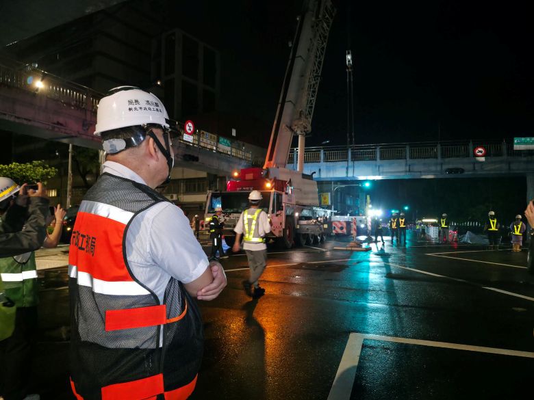 《圖說》工務局長馮兆麟深夜視察三峽區中正陸橋拆除工程。〈工務局提供〉二