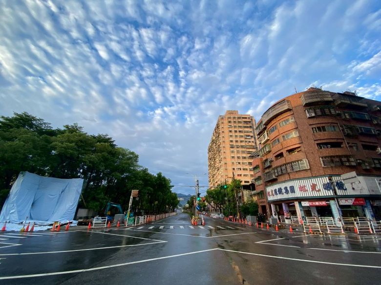 《圖說》三峽區中正陸橋完成拆除作業，恢復開闊視野，未來將結合安溪國中周邊通學環境改善工程，打造更安全友善的人行空間。〈工務局提供〉
