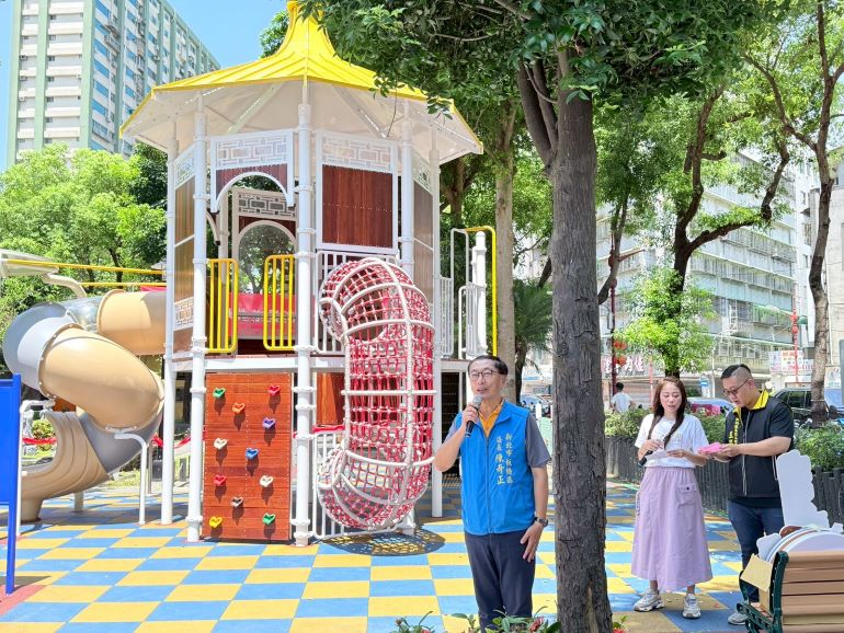 《圖說》板橋區長陳奇正表示，柏壽公園特色遊戲場是今年繼玫瑰公園、溪頭公園及溪北公園後，第4座啟用的特色共融遊戲場。〈板橋公所提供〉