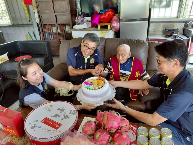 《圖說》李毓錫與同仁為蔡親金伯伯祝壽慶生。〈南投縣榮服處提供〉