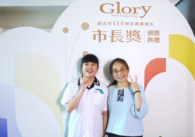 《圖說》鶯歌國小黃律穎同學開心與媽媽一起來來領市長獎。〈教育局提供〉