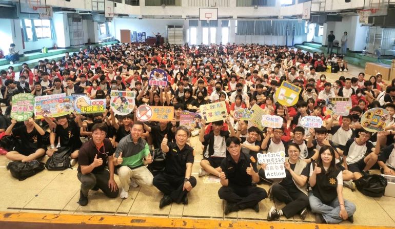 《圖說》陳宇桓與積穗國中師生合影。〈中和分局提供〉