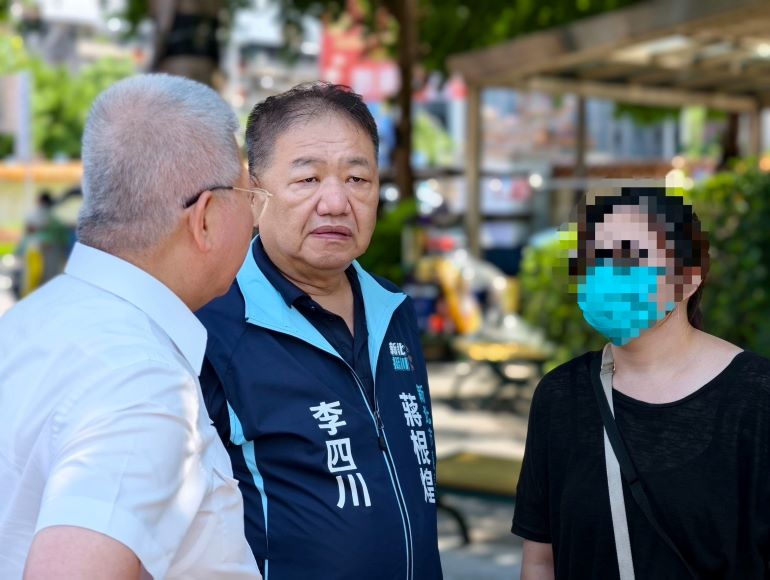 《圖說》議長蔣根煌承諾新北市議會將全力協助家屬爭取最優渥撫卹，並整合各界資源提供長遠照顧。〈中和分局提供〉