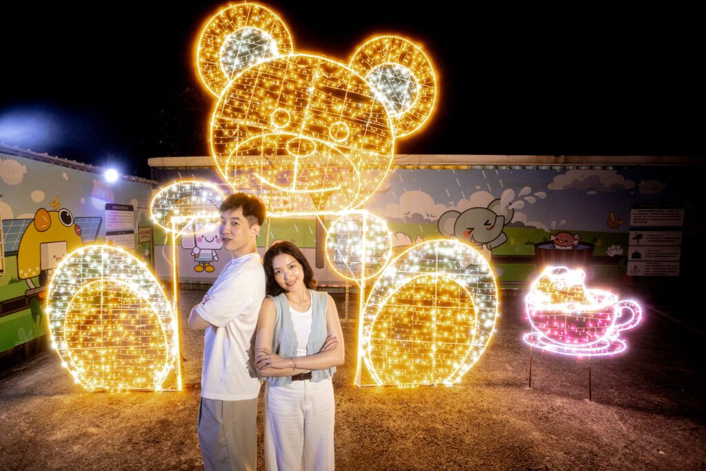夏夜限定! 深澳鐵道自行車7/1浪漫啟程 「星臨騎境」9大燈區、水豚桑驚喜登場 18 %E6%B7%B1%E6%BE%B3%E9%90%B5%E9%81%93%E8%87%AA%E8%A1%8C%E8%BB%8A%E5%A4%9C%E9%96%93%E6%89%93%E9%80%A0%E5%85%A8%E6%96%B0%E6%8B%8D%E7%85%A7%E4%BA%AE%E9%BB%9E%EF%BC%8C%E5%A4%A2%E5%B9%BB%E7%92%80%E7%92%A8%E7%9A%84%E3%80%8C%E7%86%8A%E7%86%8A%E7%9B%B8%E6%A1%86%E3%80%8D%E8%88%87%E4%BB%8A%E5%B9%B4%E9%A9%9A%E5%96%9C%E7%99%BB%E5%A0%B4%E7%9A%84%E3%80%8C%E6%B0%B4%E8%B1%9A%E6%A1%91%E3%80%8D%E9%80%A0%E5%9E%8B%E7%87%88%E9%A3%BE%E5%90%8C%E6%A1%86%E6%94%BE%E9%96%83%EF%BC%8C%E9%9D%9E%E5%B8%B8%E9%81%A9%E5%90%88%E6%83%85%E4%BE%B6%E8%88%87%E5%AE%B6%E5%BA%AD%E5%89%8D%E4%BE%86%E6%89%93%E5%8D%A1%E7%95%99%E4%B8%8B%E7%94%9C%E8%9C%9C%E5%9B%9E%E6%86%B6%E3%80%82