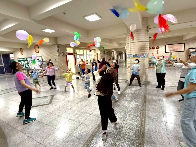 《圖說》蘆洲國小祖孫營同樂玩氣球。〈教育局提供〉