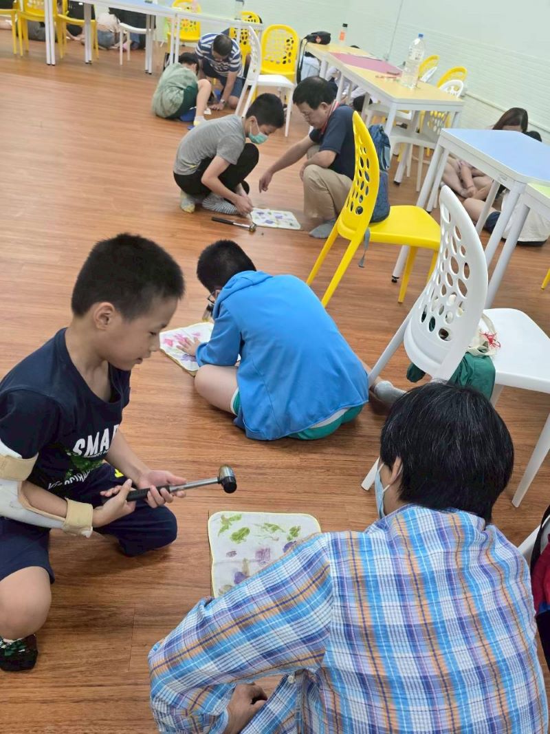 《圖說》清水國小祖孫營進行植物敲拓染。〈教育局提供〉