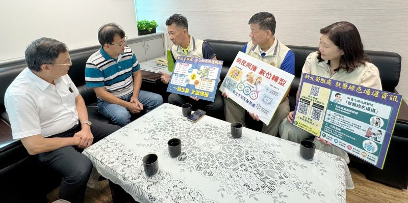 《圖說》新北榮服處長陳立中向新北市民政局局長林耀長(左2)及副局長莊茂坤（左1）說明輔導會「安心御老平台」專案。〈新北市榮服處提供〉
