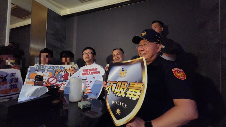 《圖說》新北市警察局長方仰寧向青少年（高中生）進行反詐及反毒宣導。〈新北市警局提供〉