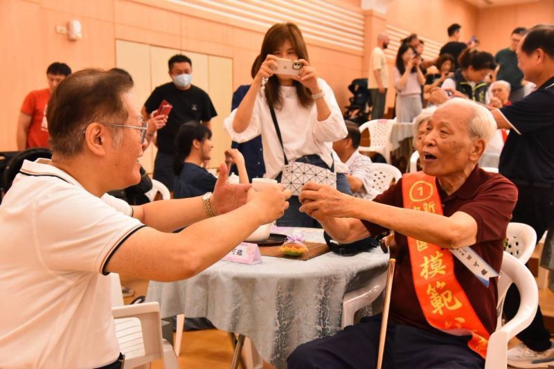 奉茶擁抱謝父恩   中和表揚模範父親溫馨真情感人