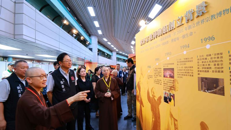 《圖說》靈鷲山當家常存法師（前左一）為桃園市政府團隊導覽「世界宗教博物館25周年展區」。〈靈鷲山提供〉