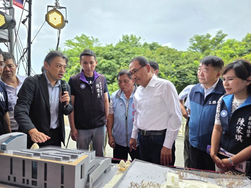 八里第二納骨塔動土 118年完工 增逾5萬櫃位紓解需求 8 《圖說》侯友宜市長觀看八里第二納骨塔的建物模型,建築師從旁解說。〈工務局提供〉