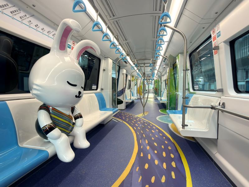 串聯文化、美學與觀光通勤增添驚喜 三鶯線原民彩繪列車隨機發車 8 《圖說》原住民主題車廂內裝。〈捷運局提供〉