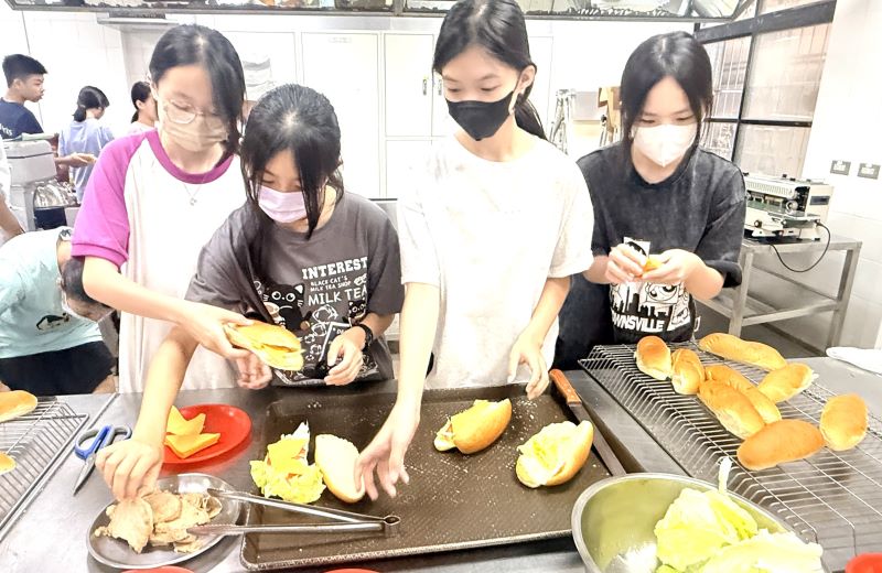 職涯探索向下扎根    新北暑期職探營引領學子探索未來