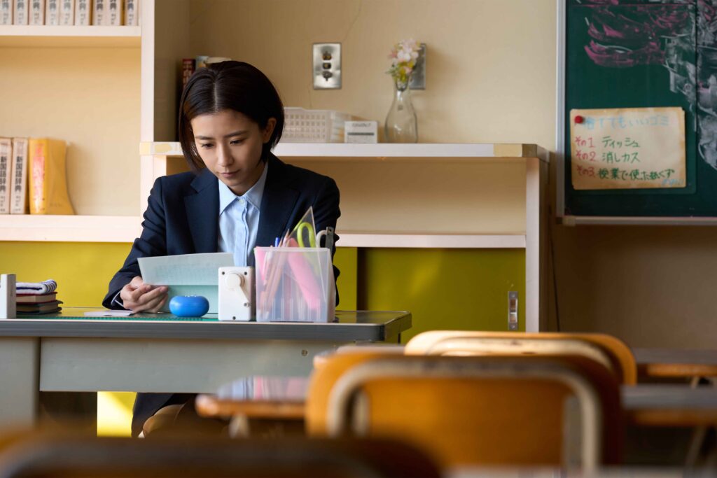 黑島結菜【未來】高中誤入成人產業 長大力爭上游當老師拯救學生 16 %E6%9C%AA%E4%BE%86%E5%8A%87%E7%85%A7 %E9%BB%91%E5%B3%B6%E7%B5%90%E8%8F%9C%E5%9D%A6%E8%A8%80%E6%AD%A3%E6%98%AF%E5%9B%A0%E7%82%BA%E7%9C%9F%E5%94%AF%E5%AD%90%E7%9A%84%E7%86%B1%E5%BF%83%E5%AD%A4%E5%96%AE%E7%84%A1%E5%8A%A9%E7%9A%84%E5%AD%A9%E5%AD%90%E6%89%8D%E5%9B%A0%E6%AD%A4%E6%9C%89%E4%BA%86%E8%A2%AB%E6%8B%AF%E6%95%91%E7%9A%84%E5%8F%AF%E8%83%BD 1024x683 1