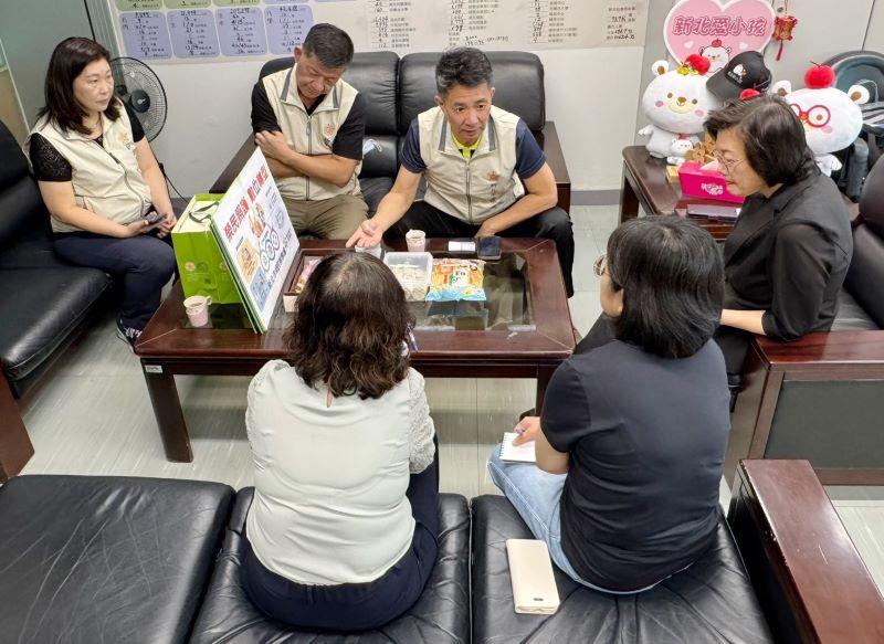 《圖說》新北榮服處長陳立中向新北市社會局李美珍局長 (前排右1)、許秀能副局長(前排左1)及老人福利科張艾寧科長(前排中)說明輔導會「安心御老平台」專案。〈新北榮服處提供〉
