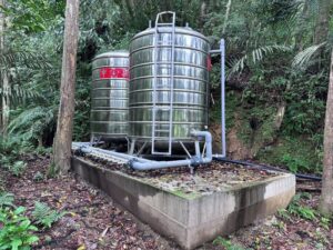 坪林4里簡易自來水工程完工 133戶高地居民告別夏季缺水 12 《圖說》石𥕢里增設不鏽鋼水塔,供給居民用水無虞。〈水利局提供〉