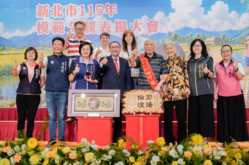 新北表揚模範父親  百歲父親精神矍鑠健步領獎