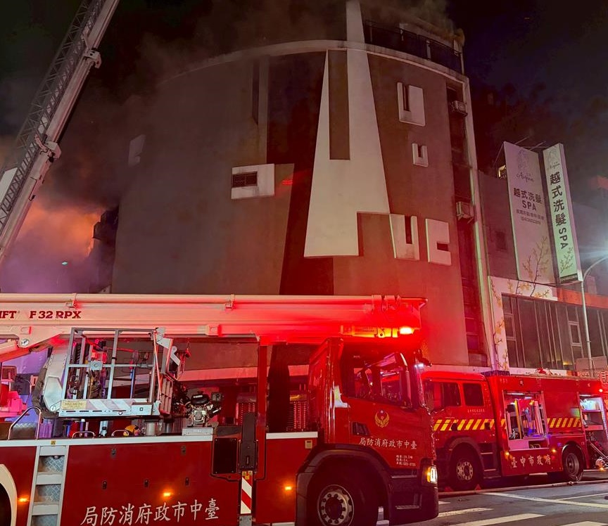 舊西北大飯店凌晨始撲滅           搶救人員將六人安全救下
