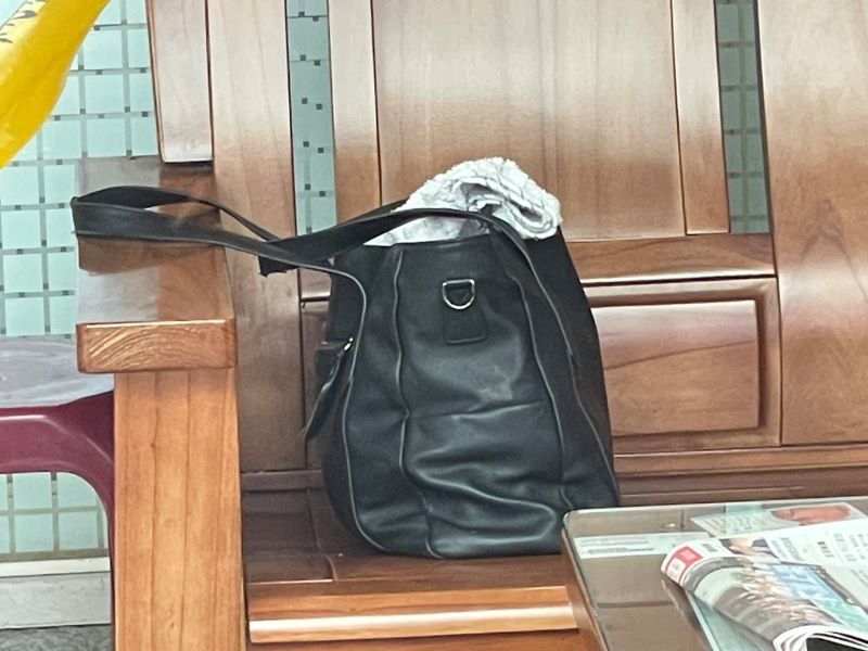 男攜疑似危險物闖議長服務處 新莊警迅速制伏帶回偵辦 9 《圖說》不明物體為黑色手提包。〈新莊分局提供〉
