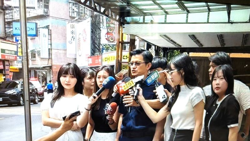 男攜疑似危險物闖議長服務處 新莊警迅速制伏帶回偵辦 7 《圖說》新莊分局長陳保緒現場說明案由。〈新莊分局提供〉