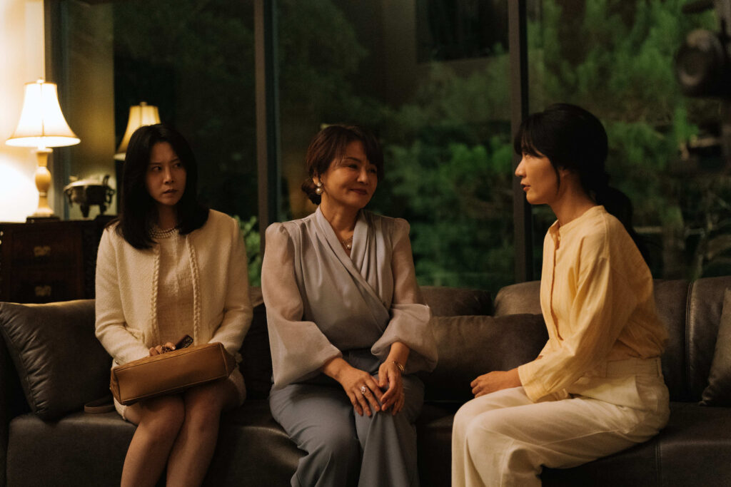 《成名在望》本週六升溫迎高潮!李國毅、姚淳耀醉後「男男環抱」成驚喜亮點 4 %E8%94%A1%E4%BA%98%E6%99%8F%EF%BC%88%E5%B7%A6%EF%BC%89%E5%AB%81%E5%85%A5%E8%B1%AA%E9%96%80%E7%95%B6%E8%97%9D%E9%B4%92%EF%BC%88%E4%B8%AD%EF%BC%89%E5%AA%B3%E5%A9%A6%E5%BE%8C%E4%B8%80%E6%AD%A5%E6%AD%A5%E8%A2%AB%E9%80%BC%E5%85%A5%E7%B5%95%E5%A2%83%EF%BC%8C%E5%8F%88%E9%81%AD%E9%99%B3%E5%A9%89%E5%A9%B7%E9%A3%BE%E6%BC%94%E7%9A%84%E8%A6%AA%E5%A7%8A%E5%A7%8A%E4%B8%8A%E9%96%80%E5%8B%92%E7%B4%A2%E5%A8%81%E8%84%85