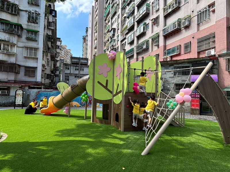 新店第22座共融綠地 安成公園打造櫻花遊戲場啟用 23 《圖說》櫻花造型特色遊具,讓孩子們盡情玩樂。〈新店區公所提供〉