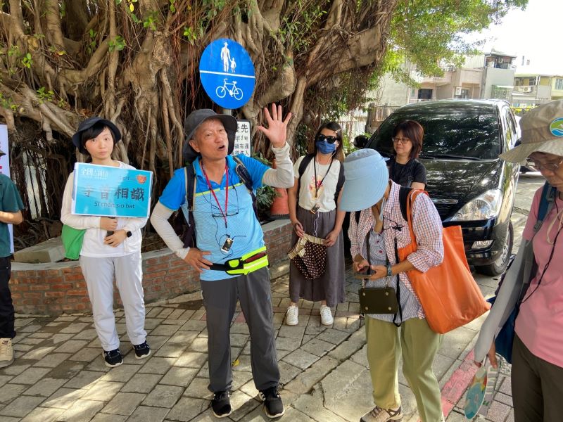 十三行「考古愛講古」升級 台語訪談走讀八里文史生態 19 《圖說》文史工作者周正義從淡水河口地貌變遷說到八里開發史。〈十三行提供〉