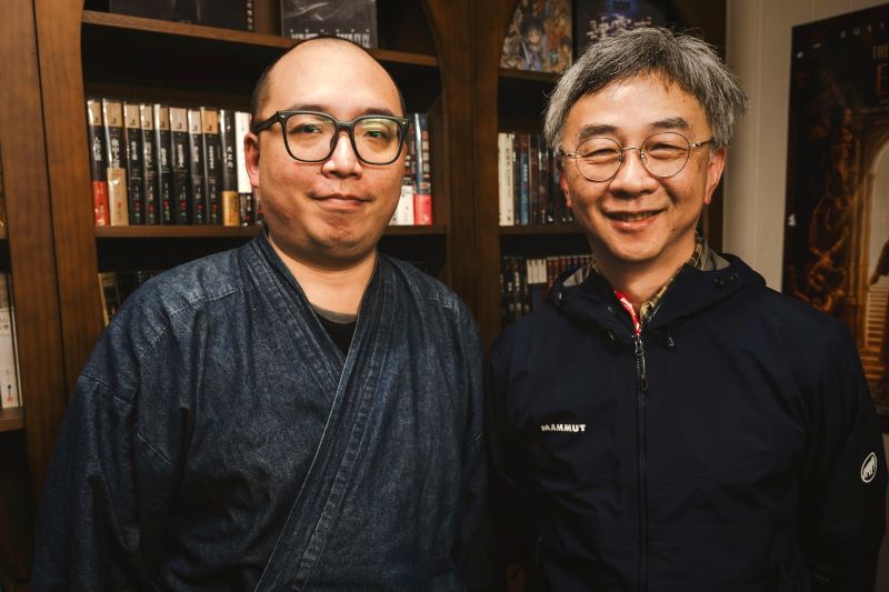 十三行「考古愛講古」升級 台語訪談走讀八里文史生態 20 《圖說》主持人知名作家唐墨(左)及國立臺灣博物館研究人員林一宏。〈十三行提供〉