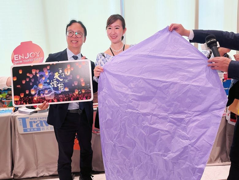 北台四市遠征泰國推廣觀光 新北主打美食與節慶吸客 13 《圖說》攤位現場人潮互動熱絡,楊宗珉局長邀請泰國網紅貴賓一同書寫天燈祈福,體驗天燈文化。〈觀旅局提供〉